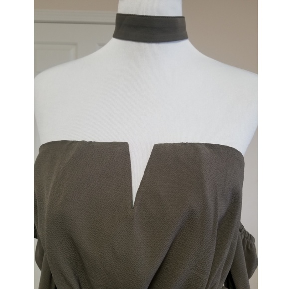 🆕⬇️Sexy Off The Shoulder Olive Romper w/Choker - Picture 4 of 8